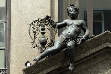 Bir çocuğun birinde Vie çatılar, çiçekli siyah heykel