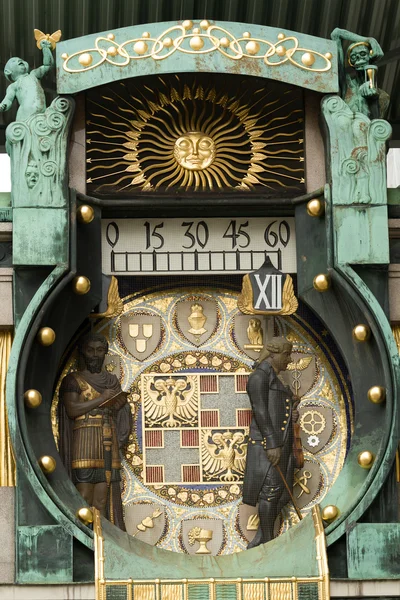 Famoso reloj de figuras históricas en Viena, Austria — Foto de Stock