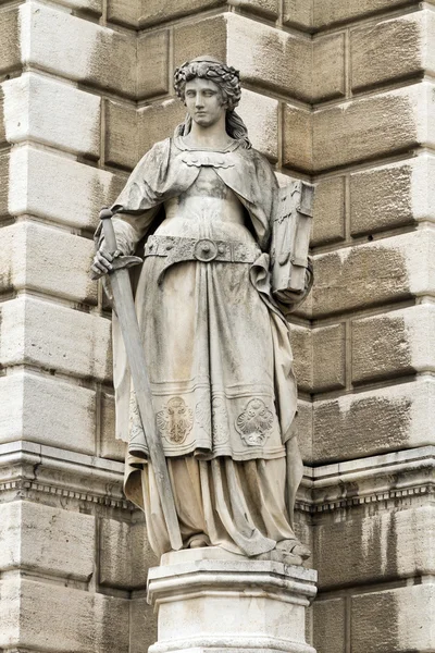 Socha ženy s knihou a mečem ve Vídni — Stock fotografie