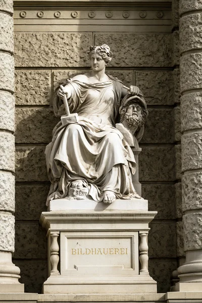 Escultura de piedra de una mujer en el centro de Viena, Austria — Foto de Stock
