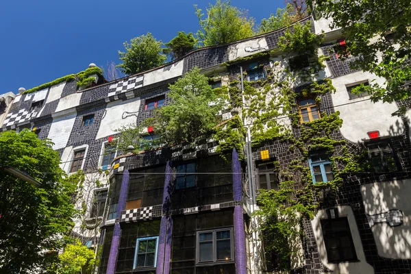 Hundertwasser Evi Viyana, Avusturya, parlak gökyüzü altında