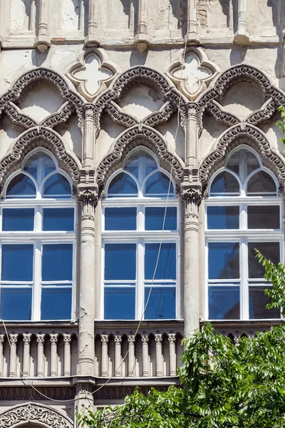 Janelas do belo e velho edifício Art Nouveau em Budapeste, Hunga — Fotografia de Stock