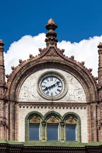 Beautiful old Art Nouveau building with clocks in Budapest, Hung — Stock Photo, Image