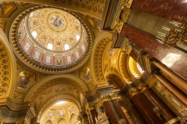 The golden dome and interior inside the church in Budapest — Stock Photo, Image