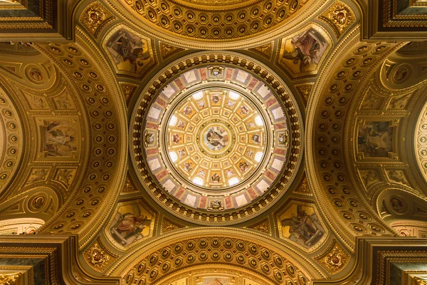 The golden dome and interior inside the church in Budapest — Stock Photo, Image