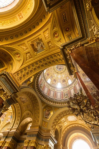 The golden dome and interior inside the church in Budapest — Stock Photo, Image