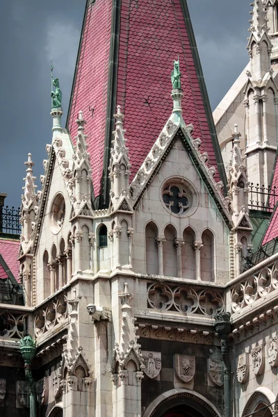 Gothic budynek Parlamentu w Budapeszcie, elementy dekoracyjne — Zdjęcie stockowe