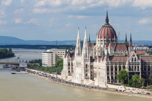 Здание готического парламента на реке Будапешт — стоковое фото