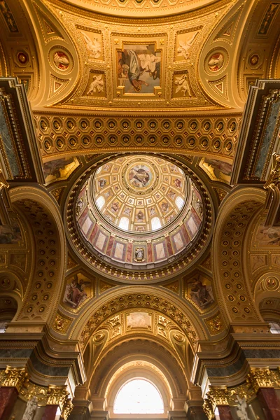 The golden dome and interior inside the church in Budapest — Stock Photo, Image