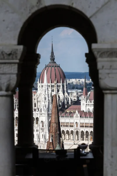 Palazzo del Parlamento gotico a Budapest attraverso la finestra — Foto Stock