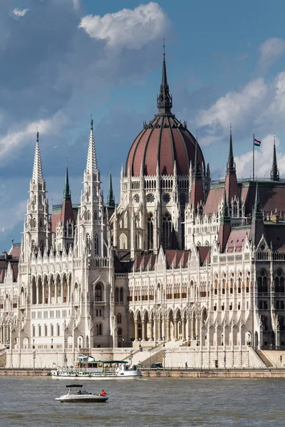 Готическое здание парламента в Будапеште на берегу реки против — стоковое фото