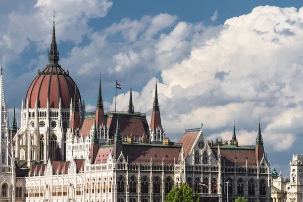 Palazzo del Parlamento gotico a Budapest sullo sfondo del cielo blu — Foto Stock