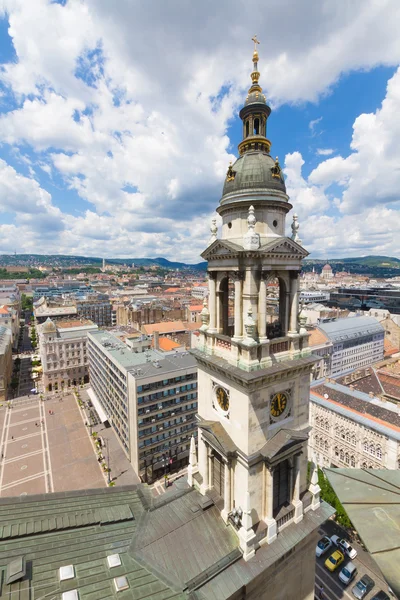 A torre da catedral de Budapeste com vista para a cidade — Fotografia de Stock