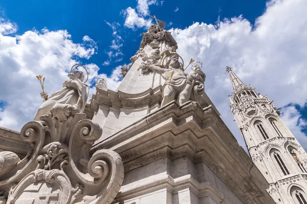 Columna de la Plaga Blanca en Budapest con el telón de fondo del Cath — Foto de Stock