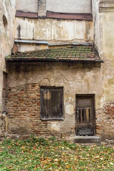 Pared y ventana de la antigua casa abandonada en Vilna, Lituania — Foto de Stock