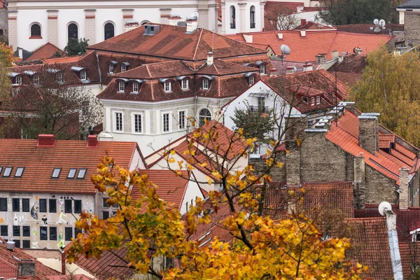 Červené Taškové střechy ve Vilniusu v Litvě na podzim — Stock fotografie