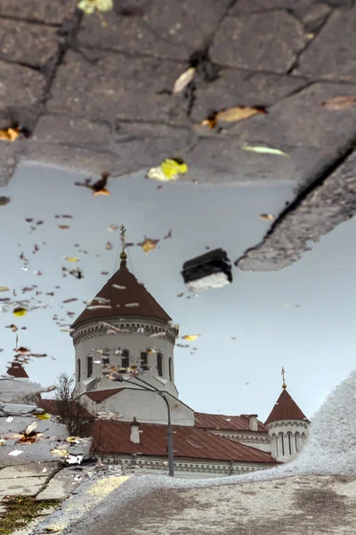 Katedra Najświętszej Maryi Panny, Vilnius w odbicie pud — Zdjęcie stockowe