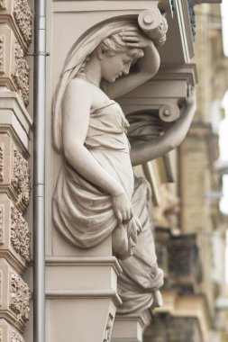 Caryatid üzerinde bir bina Riga, Letonya