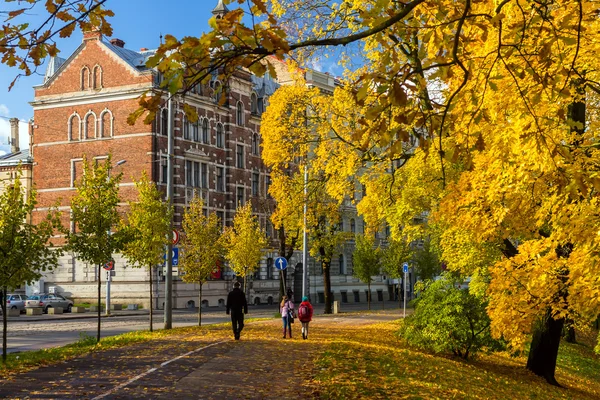 Park w pobliżu drogi jesienią w centrum Rygi — Zdjęcie stockowe