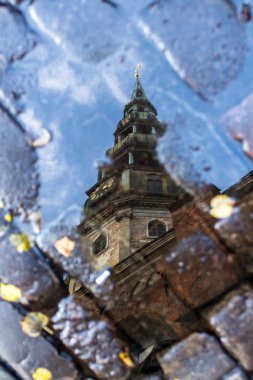 Sonbahar su birikintisi yansıması Riga Dome Cathedral