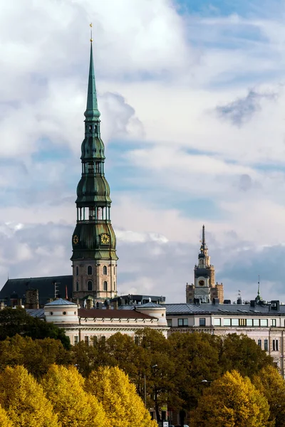 La torre alta de la Catedral de la Cúpula en Riga en otoño — Foto de Stock
