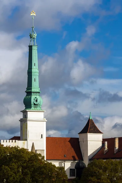 Torre del castillo de Riga contra el cielo azul en otoño — Foto de Stock