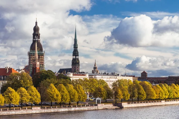 La torre alta de la Catedral de la Cúpula en Riga en otoño — Foto de Stock