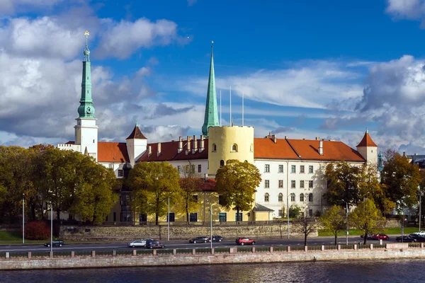 Rižský hrad tower proti modré obloze na podzim — Stock fotografie