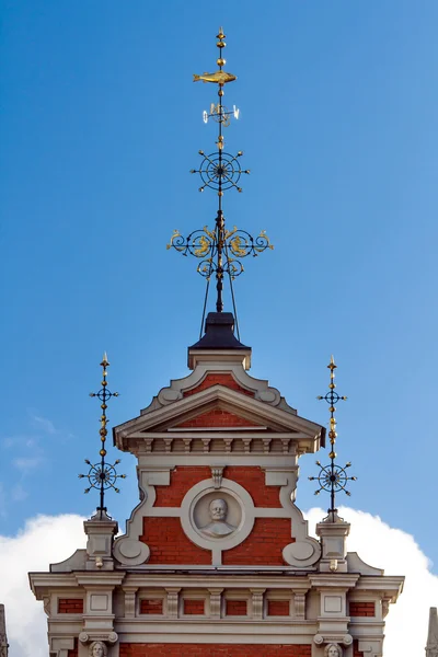 Gyllene spiran på tornet i House av pormaskar i Riga — Stockfoto