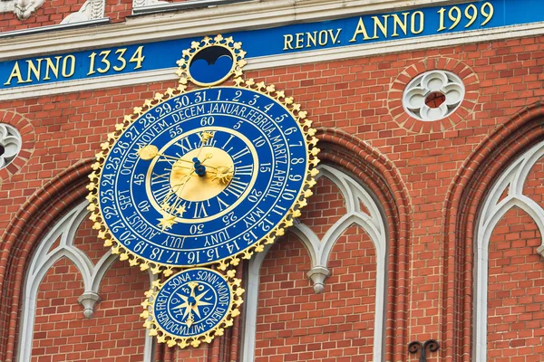 Reloj astronómico en la torre de la Casa de Blackheads en Ri — Foto de Stock