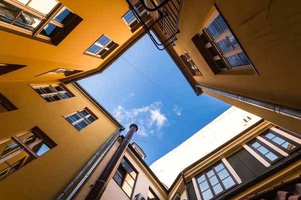 Vue du bas de l'atrium des maisons rouges à Riga — Photo