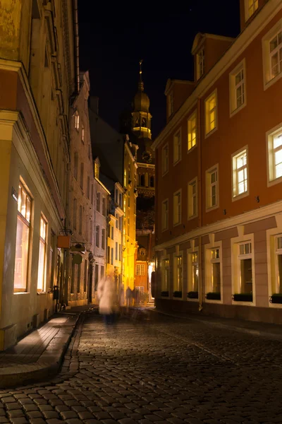 Strada notturna a Riga sotto le luci dell'autunno Fotografia Stock
