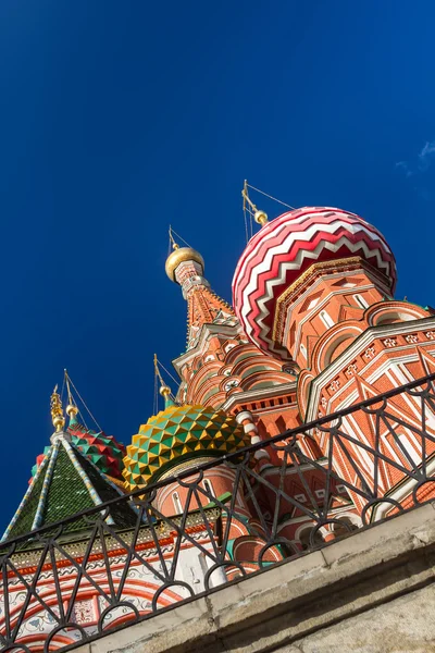 Basilikum-Kathedrale in Moskau an einem sonnigen Tag — Stockfoto