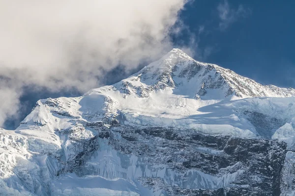 Vita höga snötäckta bergen i Nepal, Annapurna regionen — Stockfoto