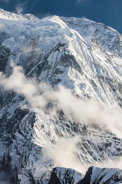 Nepal, Annapurna bölge beyaz yüksek karlı dağlarda