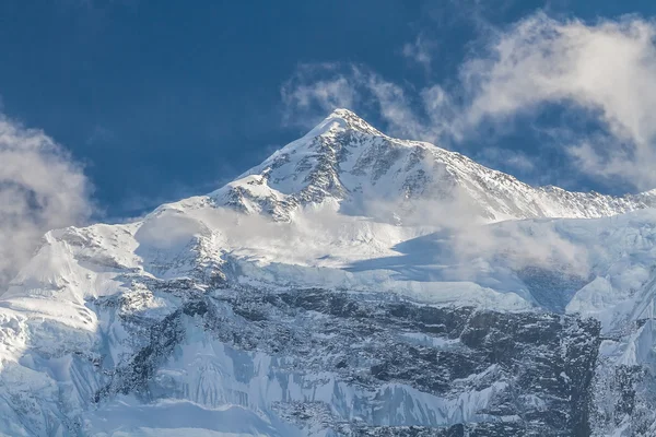 Branco altas montanhas nevadas do Nepal, região de Annapurna — Fotografia de Stock