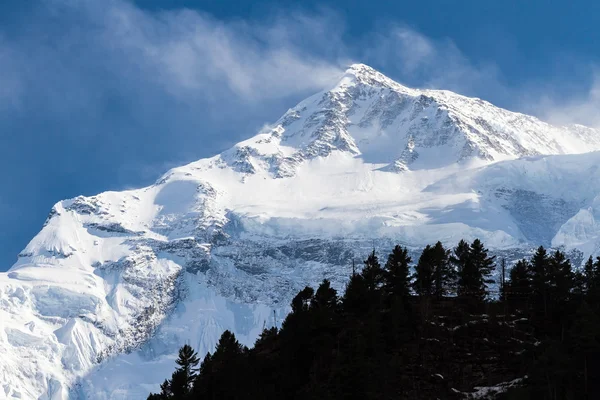 Branco altas montanhas nevadas do Nepal, região de Annapurna — Fotografia de Stock