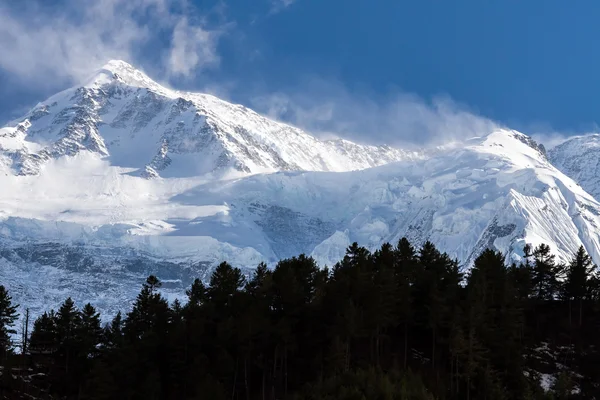 Branco altas montanhas nevadas do Nepal, região de Annapurna — Fotografia de Stock