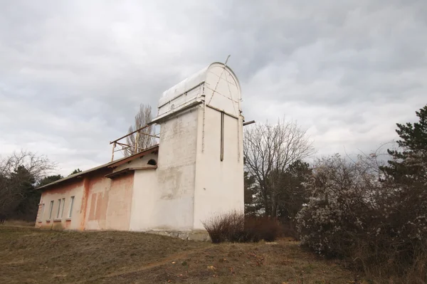 Старое здание малого телескопа в Крыму осенью — стоковое фото