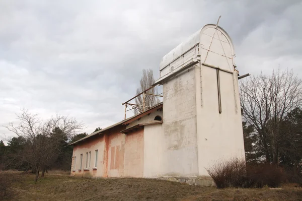 Старое здание малого телескопа в Крыму осенью — стоковое фото