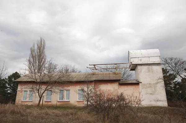 Старое здание малого телескопа в Крыму осенью — стоковое фото