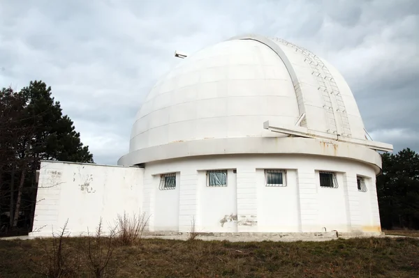 Ancien bâtiment du petit télescope dans la Crimée à l'automne — Photo