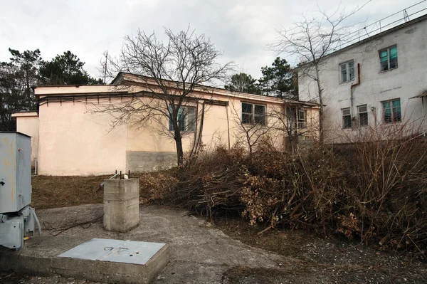 Подвір'ї біля старої радянської будівель у пізній осіні — стокове фото