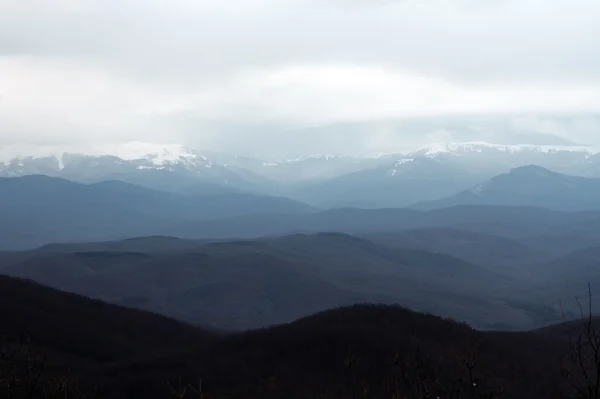 クリミア自治共和国の厳しい探して雪に覆われた山脈 — ストック写真