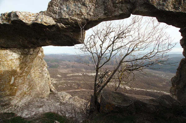 Cidade antiga caverna na rocha na Crimeia no outono — Fotografia de Stock