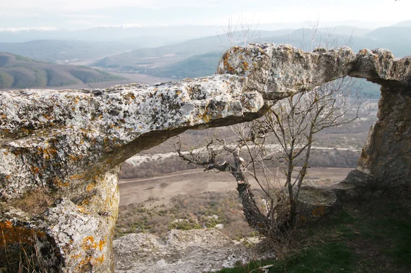 Древний пещерный город в скале в Крыму осенью — стоковое фото