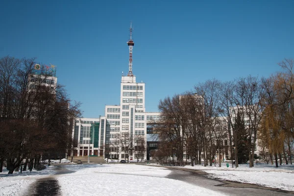 Gosprom (derzhprom) Gebäude im Stil des administrativen Konstruktivismus — Stockfoto