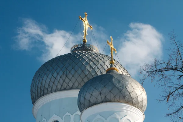 Weiße orthodoxe Kirche im Stadtpark in Charkow — Stockfoto