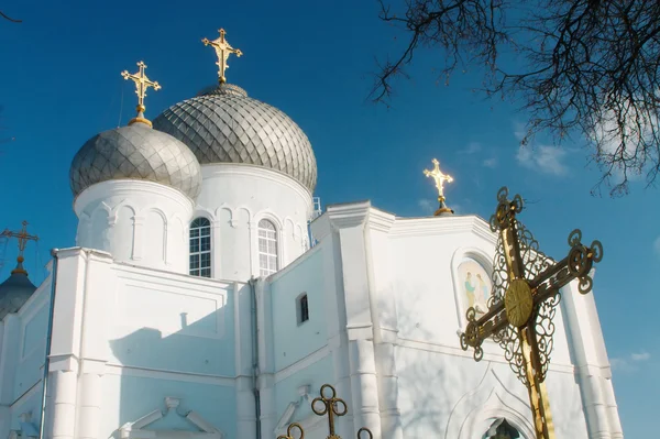 Eglise orthodoxe blanche dans le parc de la ville de Kharkov — Photo