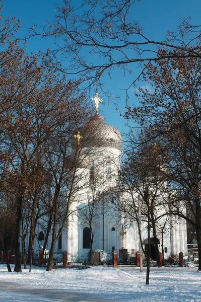 Eglise orthodoxe blanche dans le parc de la ville de Kharkov — Photo